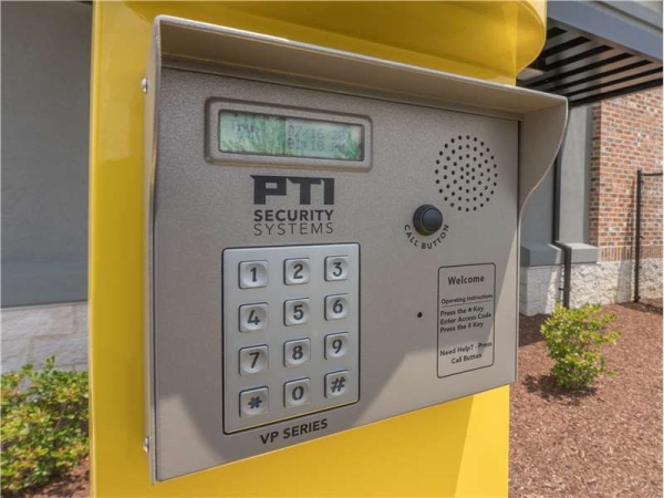 Facility photo: //images.sparefoot.com/medium/232613699434ba7935b.jpg