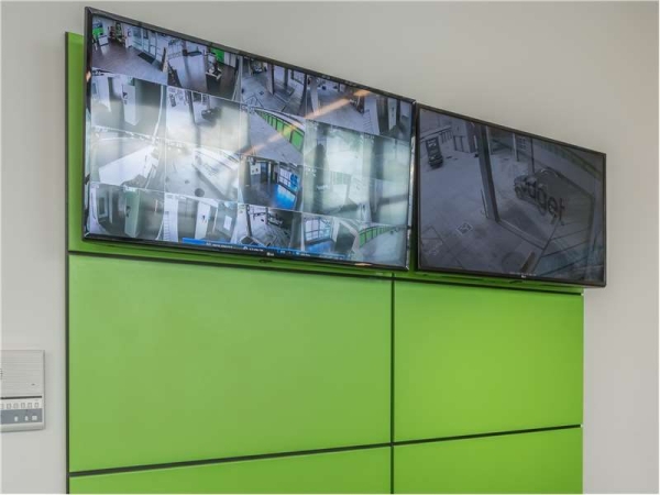 Facility photo: //images.sparefoot.com/medium/232627699434cc0e127.jpg