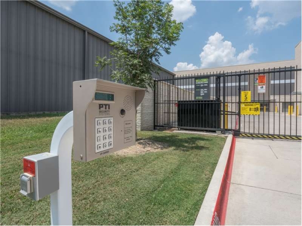 Storage Units at Extra Space Storage - 8895 - Fort Worth - West Vickery Blvd - 5230 West Vickery Boulevard