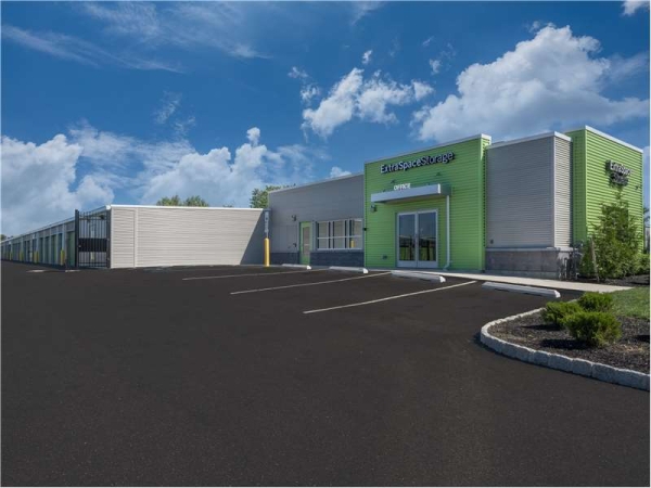 Facility photo: //images.sparefoot.com/medium/23263464e033760a1f6.jpg