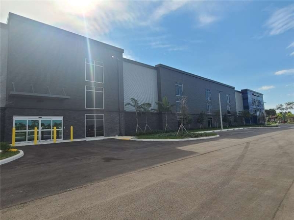 Storage Units at Extra Space Storage - 7243 - Pembroke Pines - Pines Blvd - 18900 Pines Boulevard