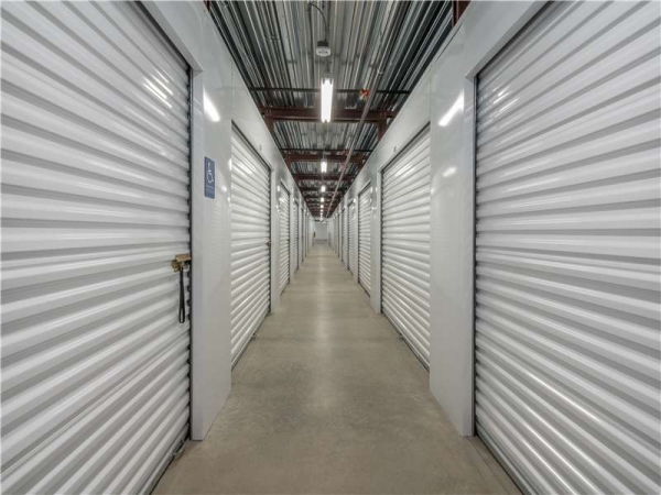 Facility photo: //images.sparefoot.com/medium/23264864e0342e89457.jpg