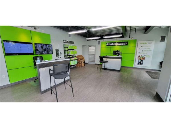 Facility photo: //images.sparefoot.com/medium/23264864e034300d6b2.jpg