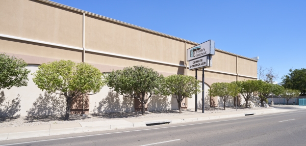 Facility photo: //images.sparefoot.com/medium/23270966face116f764.jpg