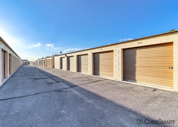 Facility photo: //images.sparefoot.com/medium/2327266912e38c1a446.jpg