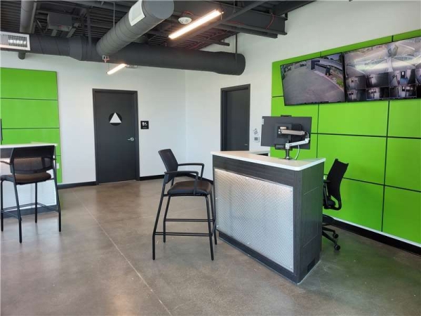 Facility photo: //images.sparefoot.com/medium/2327446994320a1d1dd.jpg