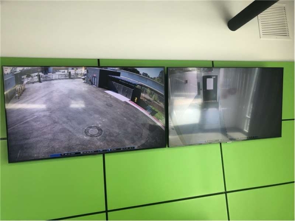 Facility photo: //images.sparefoot.com/medium/2327446994320d81473.jpg