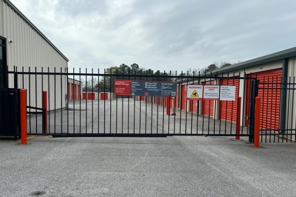 Facility photo: //images.sparefoot.com/medium/2328036876572382f90.jpg