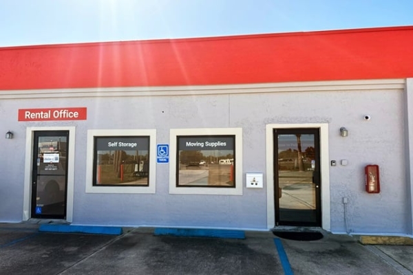 Facility photo: //images.sparefoot.com/medium/232911687b9b441d3d1.jpg