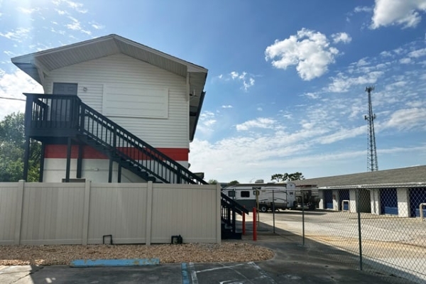 Facility photo: //images.sparefoot.com/medium/232920687b9b5014655.jpg