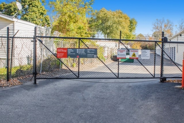 Facility photo: //images.sparefoot.com/medium/232931696f8f78d0513.jpg