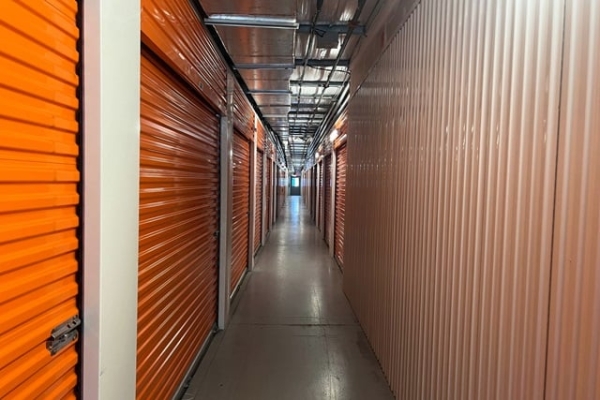 Facility photo: //images.sparefoot.com/medium/2329416884d3df2d82b.jpg