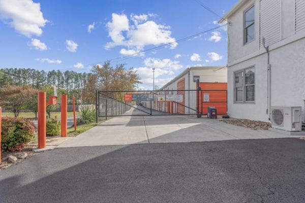 Facility photo: //images.sparefoot.com/medium/232946687e3c5268c00.jpg