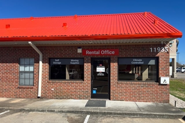 Facility photo: //images.sparefoot.com/medium/23295368f246afa9de0.jpg