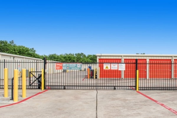 Facility photo: //images.sparefoot.com/medium/23296469f5fa9a1b316.jpg