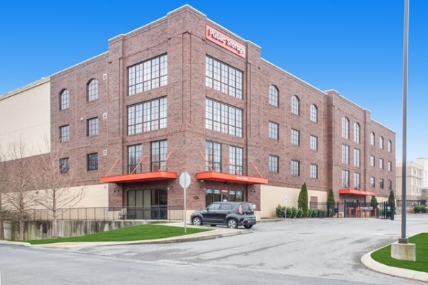 Facility photo: //images.sparefoot.com/medium/232968690f505e0be16.jpg