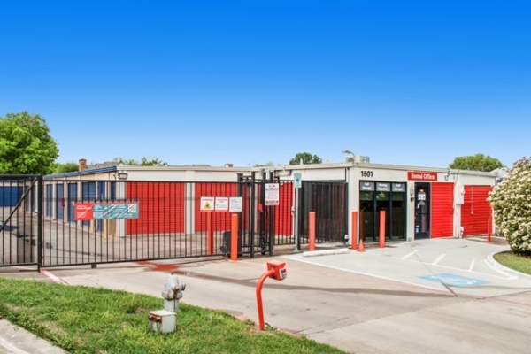Facility photo: //images.sparefoot.com/medium/2329706878f7697ea34.jpg