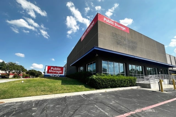 Facility photo: //images.sparefoot.com/medium/2329716884d4f3a7b8d.jpg