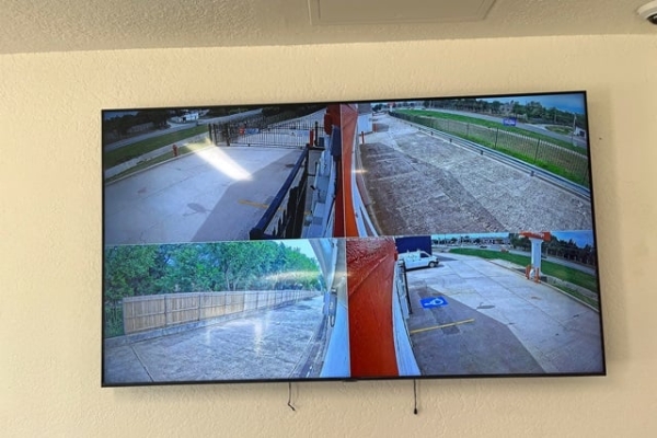 Facility photo: //images.sparefoot.com/medium/232979691496f0891a0.jpg