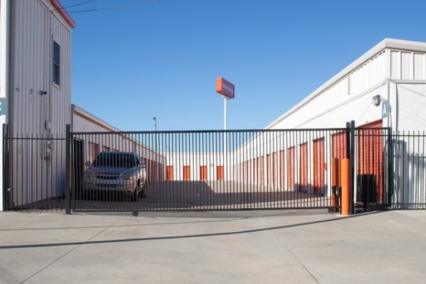 Facility photo: //images.sparefoot.com/medium/232985688a1b594a361.jpg