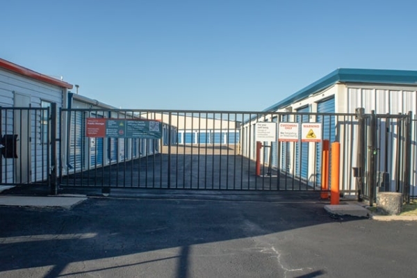 Facility photo: //images.sparefoot.com/medium/2329916877a6b88cd54.jpg