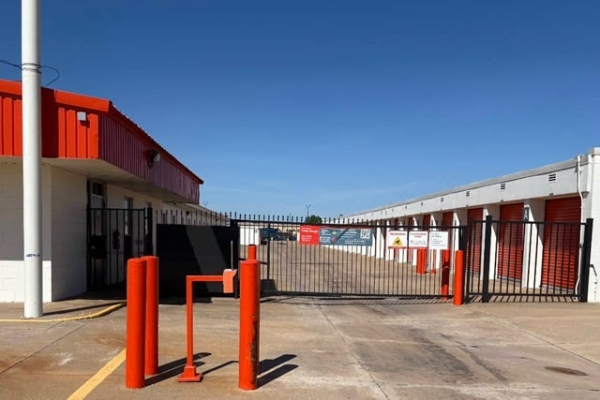 Facility photo: //images.sparefoot.com/medium/2329936a2ab59dee4c9.jpg
