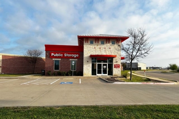 Facility photo: //images.sparefoot.com/medium/233000687b9c7ea8cc1.jpg