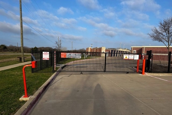 Facility photo: //images.sparefoot.com/medium/233000687b9c8080986.jpg