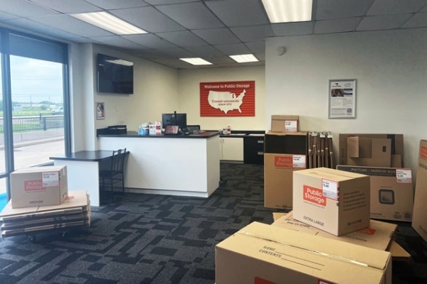 Facility photo: //images.sparefoot.com/medium/2330036a2ab5a6a6b9d.jpg