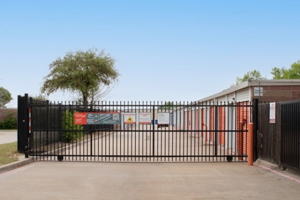 Facility photo: //images.sparefoot.com/medium/23304169ea2230801e3.jpg