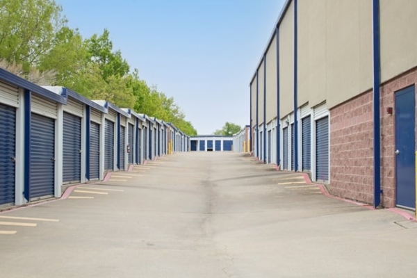 Facility photo: //images.sparefoot.com/medium/2330416a0330fe73f30.jpg