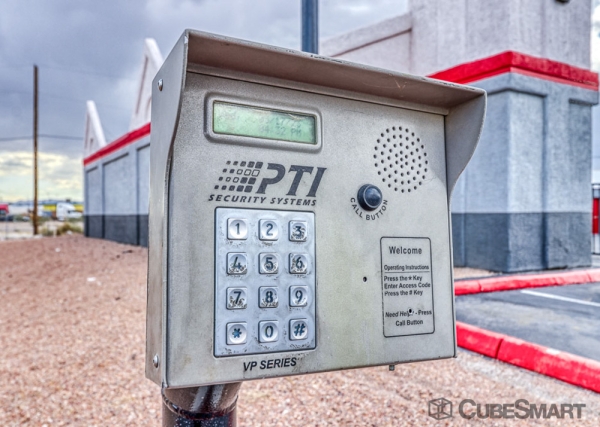 Facility photo: //images.sparefoot.com/medium/233148686f7d809f601.jpg