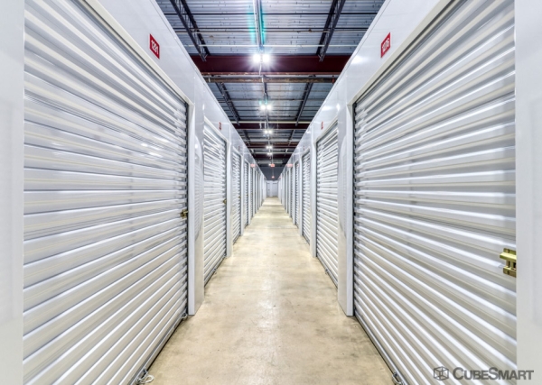 Facility photo: //images.sparefoot.com/medium/233163686f79c29f5a3.jpg