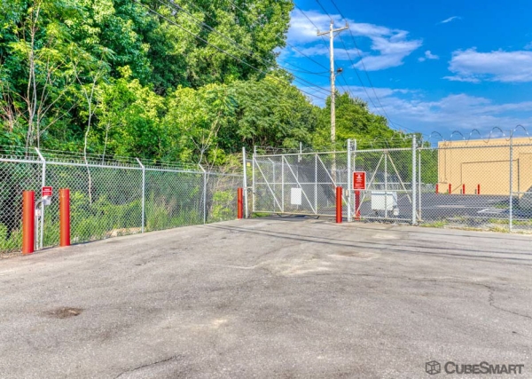 Facility photo: //images.sparefoot.com/medium/233163691ee38664049.jpg