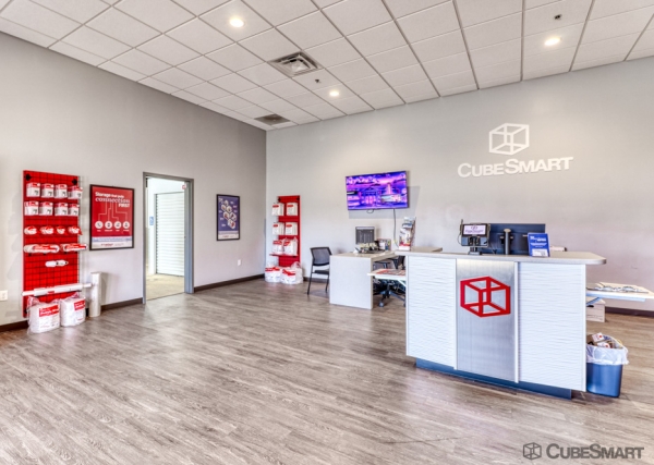 Facility photo: //images.sparefoot.com/medium/2331636a195615bf67b.jpg