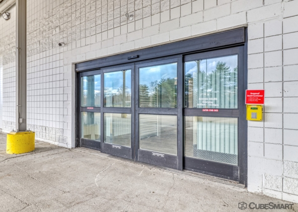 Facility photo: //images.sparefoot.com/medium/2332046971ea5647cf3.jpg