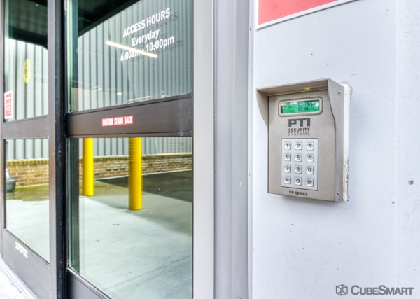 Facility photo: //images.sparefoot.com/medium/233205687f4c4465f31.jpg