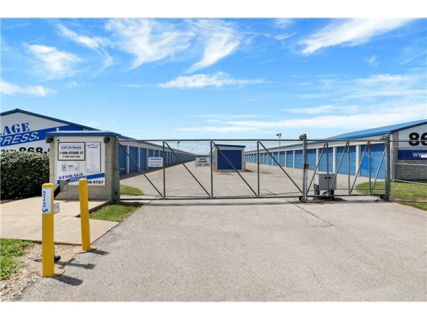 Facility photo: //images.sparefoot.com/medium/23327169942e5ee890d.jpg