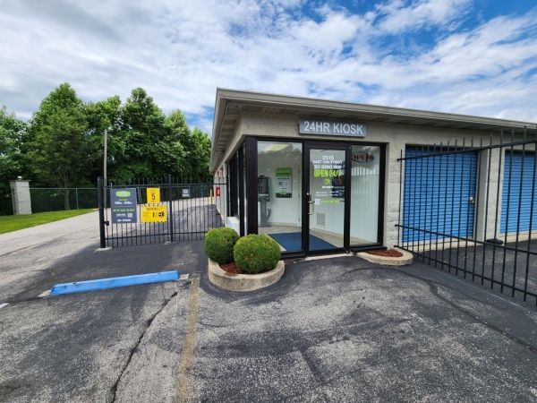 Facility photo: //images.sparefoot.com/medium/2332766a3fbbae2c56a.jpg