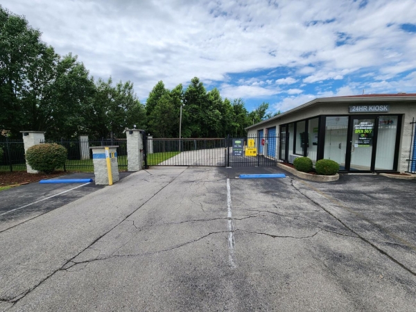 Facility photo: //images.sparefoot.com/medium/2332766a3fbbafcc1f7.jpg