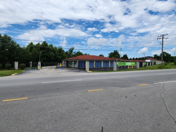 Facility photo: //images.sparefoot.com/medium/2332766a3fbbb19a4e6.jpg