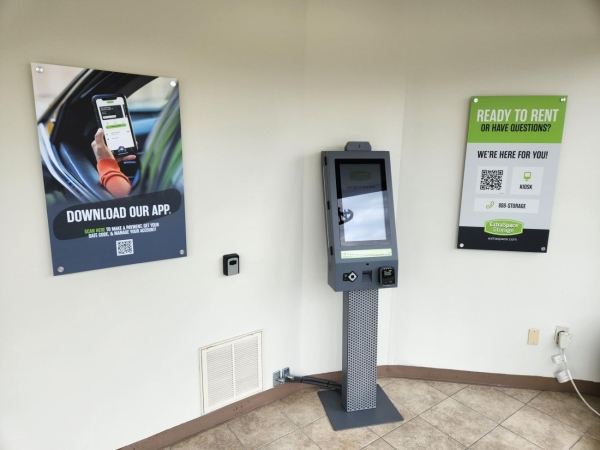 Facility photo: //images.sparefoot.com/medium/2332776a3fbbb1a1089.jpg