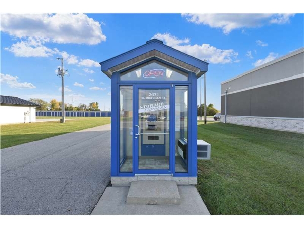 Facility photo: //images.sparefoot.com/medium/23328069942e8c7c233.jpg