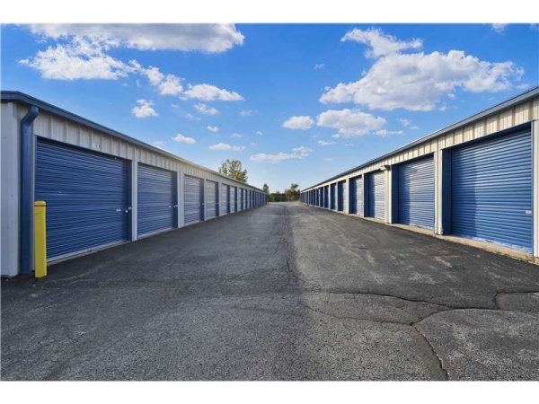 Facility photo: //images.sparefoot.com/medium/23328069942e8d65819.jpg