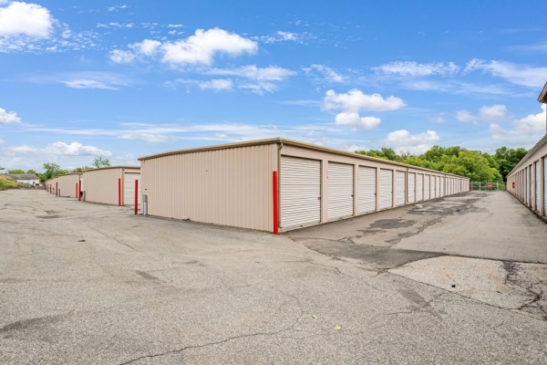 Facility photo: //images.sparefoot.com/medium/23329369d6455c8e872.jpg