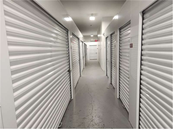 Facility photo: //images.sparefoot.com/medium/2332946994311625d58.jpg