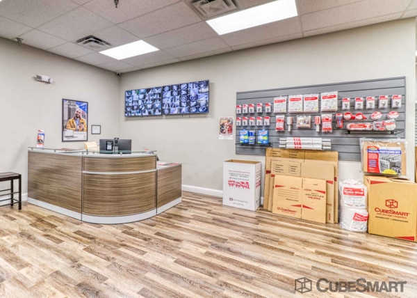 Facility photo: //images.sparefoot.com/medium/2334236881e2d53f791.jpg