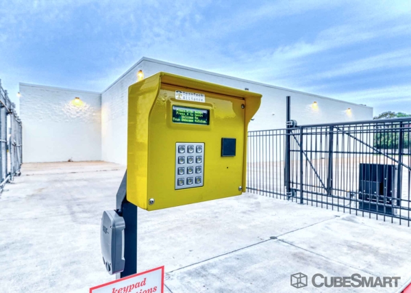 Facility photo: //images.sparefoot.com/medium/233423695e1fe938b6d.jpg