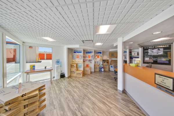 Facility photo: //images.sparefoot.com/medium/23352165402814dc6ec.jpg