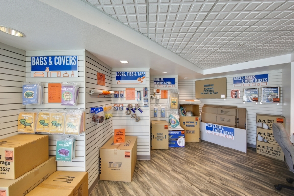 Facility photo: //images.sparefoot.com/medium/233521654028231836d.jpg